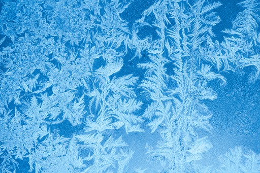 Cristaux de givre sur une vitre