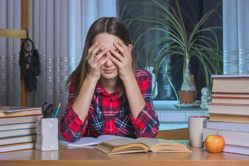 fille qui étudie avec difficulté