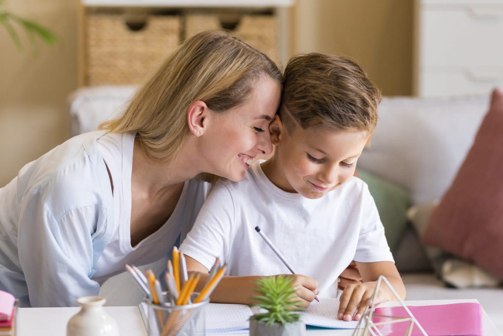 mère qui étudie avec son fils