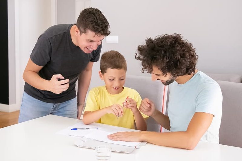 deux pères qui aident leur fils à travailler